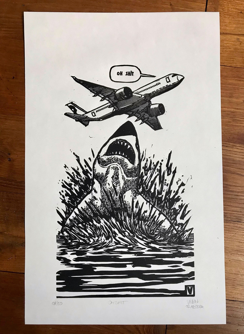 Estampe en noir et blanc. Un énorme requin saute hors de l'eau en direction d'un avion de ligne. une bulle sort de l'avion dans laquelle il est écrit "oh shit"